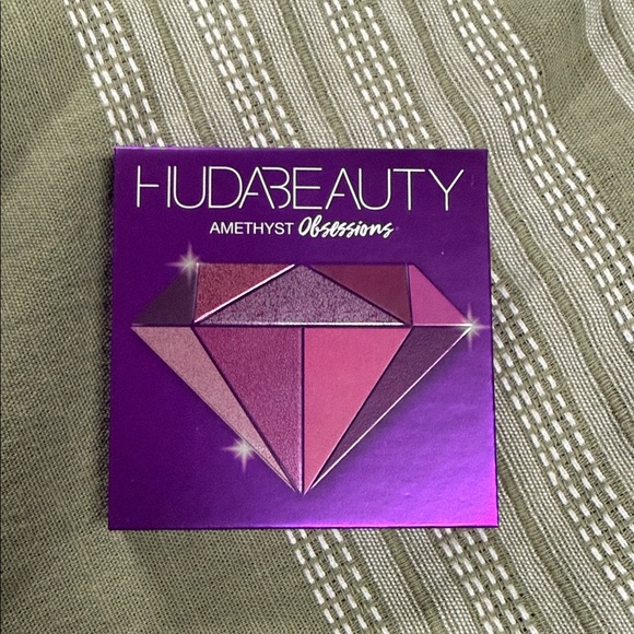 HUDA BEAUTY Amethyst Obsessions Palette - Vibrant Purple and Pink - Picture 1 of 3
